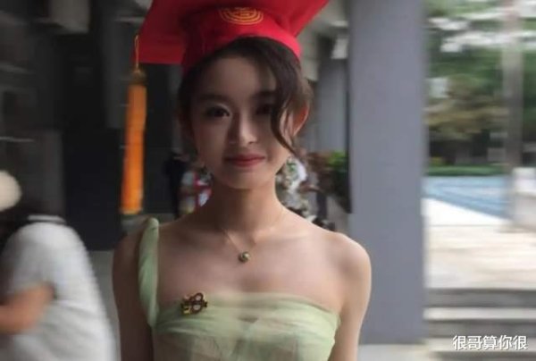安信 从“天价耳环”到通报落地, 黄杨钿甜风波尘埃落定, 她还能继续演戏吗?